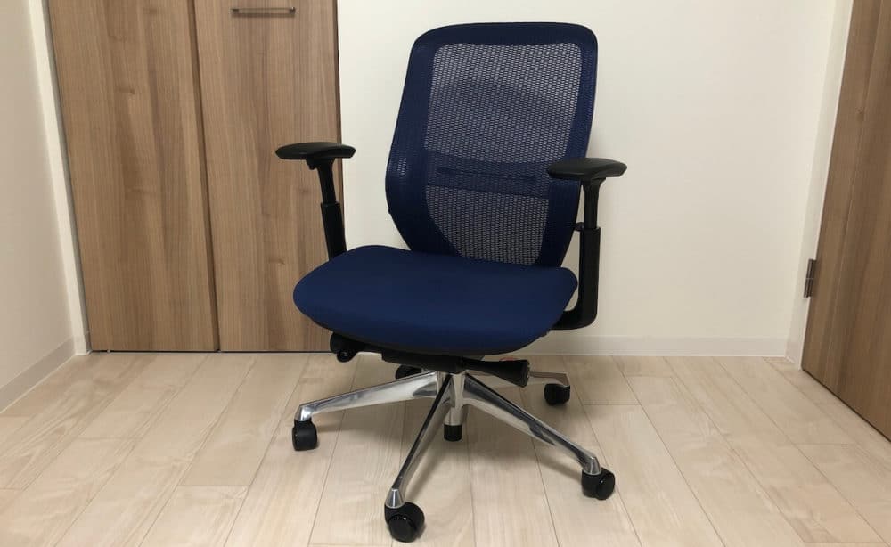 自宅にてオカムラ社のシルフィーチェアを撮影した画像