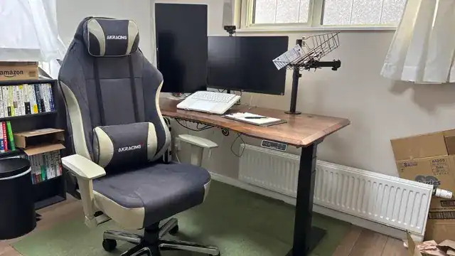 AKRacing Faura ダークネイビーを自宅デスクに設置した全体像 デュアルモニター環境での使用風景