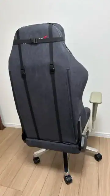 AKRacing Faura 背面デザイン スエード調ファブリックの質感とベルト構造