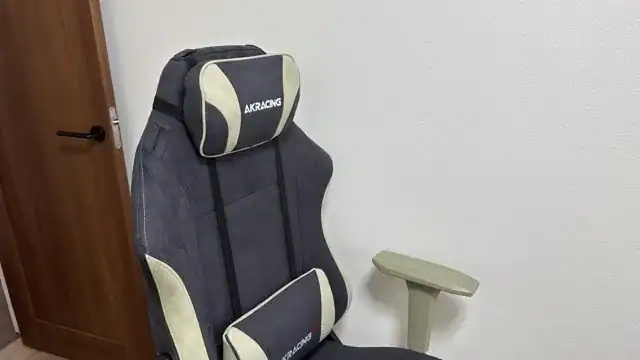 AKRacing Faura ダークネイビーを室内に設置 インテリアに調和する落ち着いたデザイン