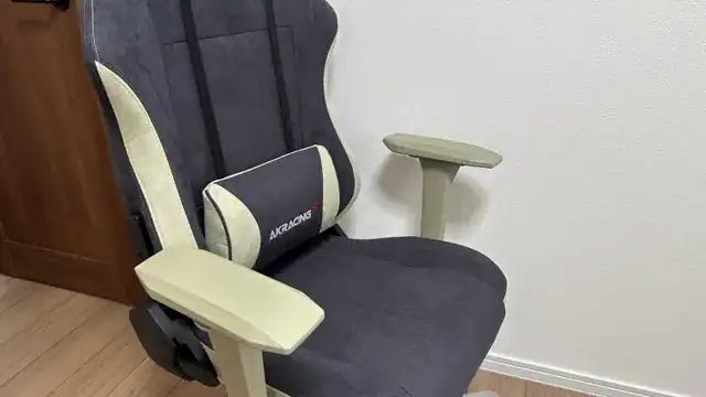 AKRacing Faura ダークネイビー斜め前からのサイズ感 座面高36cmから調整可能