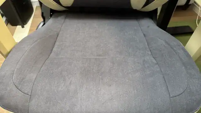 AKRacing Faura スエード調ファブリック座面のクローズアップ 起毛素材の質感