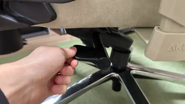 AKRacing Faura チルト機能の操作レバーを実際に操作している様子