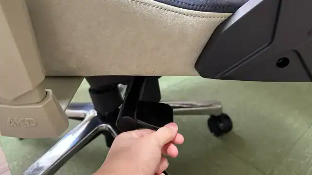 AKRacing Faura 座面下のガスシリンダーとチルト機構の構造