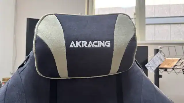 AKRacing Faura 大判ヘッドレストのAKRacingロゴ刺繍クローズアップ